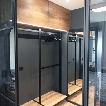 Гардеробная с подсветкой и полками из ЛДСП EGGER. В комплекте 2 гардеробные, стеллаж и перегородка