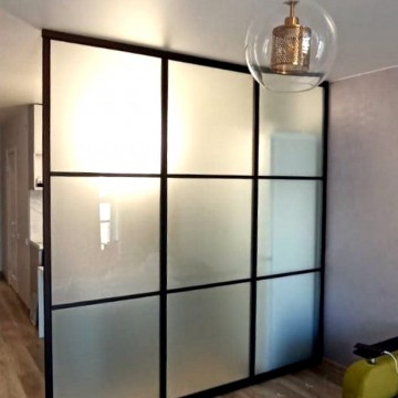 Интерьерная перегородка с наполнением из стекол сатинат