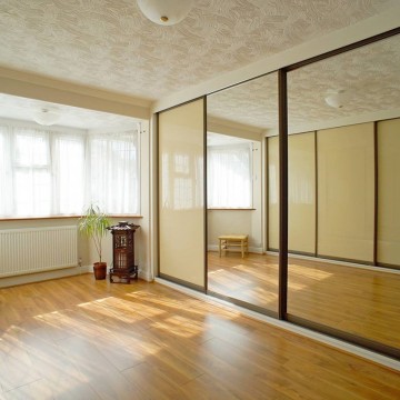 В широкую нишу