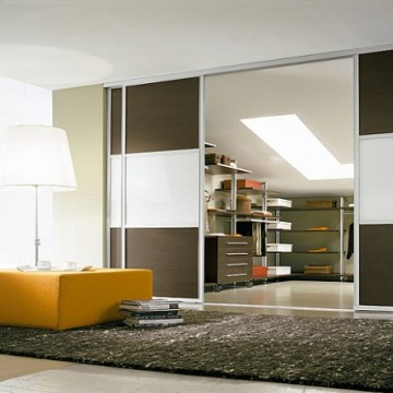 В гардеробную комнату