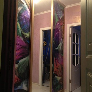 Двери-купе с наполнением из декоративного стекла (фотопечать) в квартире на Пулковском ш. д. 40 к.2