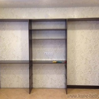 Корпус встроенного шкафа-купе с зеркальными дверями в квартире в Павловске
