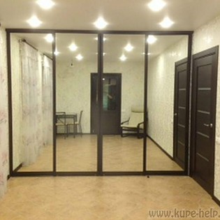 Встроенный шкаф-купе с зеркальными дверями в квартире в Павловске