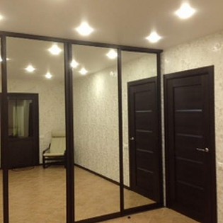 Встроенный шкаф-купе с зеркальными дверями в квартире в Павловске