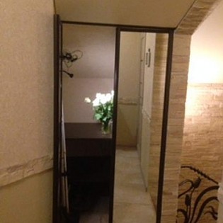 Зеркальные распашные двери в квартире в Пушкине