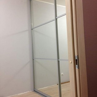 Зеркальные двери-купе с разделителями в квартире на Союзном пр. д.4