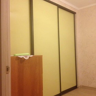 Двери-купе с наполнением из декоративного стекла (тонировка плёнкой Oracal) в квартире на Красносельской уд. д.56 к.1