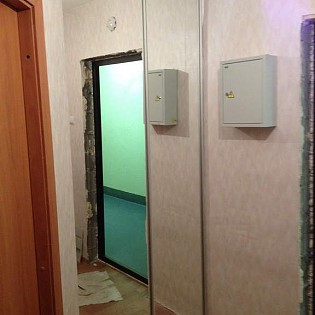 Зеркальные двери-купе в квартире на ул. Ф.Абрамова. Спецпредложение (5000 руб. за дверь)