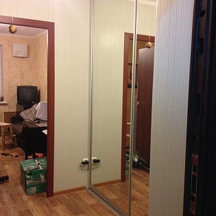 Зеркальные двери-купе в квартире на ул. Новая в Мурино. Спецпредложение (5000 руб. за дверь)