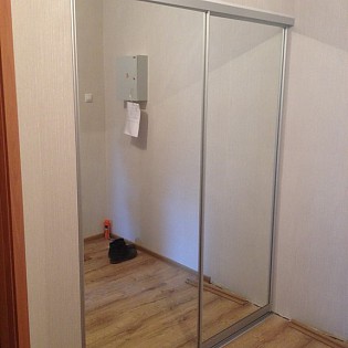 Зеркальные двери-купе в квартире на ул. Ф. Абрамова
