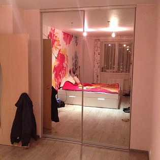 Зеркальные двери-купе в квартире на ул. Туристской (Спедпредложение, 2 двери за 10000 рублей)