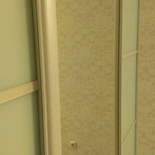 Двери-купе в профиле "Крок Жемчуг" с наполением из тонированного стекла и разделителями в квартире на ул. Димитрова