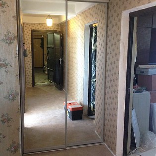 Зеркальные двери-купе в квартире на Светлановском пр.