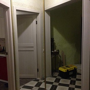 Зеркальные двери-купе в квартире на Афанасьевской ул.