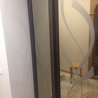 Двери-купе с пескоструйным рисунком на зеркале в гардеробной в квартире на Караваевской ул.