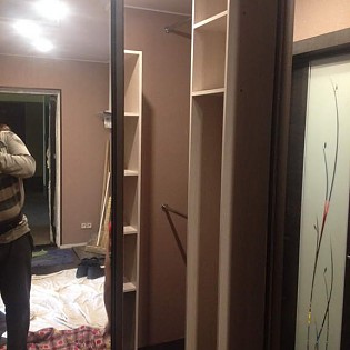 Корпус встроенного шкафа с зеркальными дверями-купе в квартире в Шушарах
