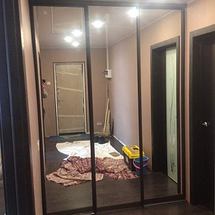 Зеркальные двери-купе для встроенного шкафа в квартире в Шушарах
