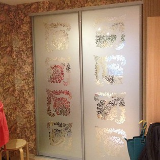 Двери-купе с пескоструйным рисунком на зеркале в квартире на Туристской ул. д.20 (см. отзыв Марии от 08/04/2014)