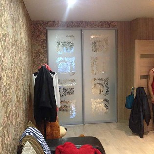 Двери-купе с пескоструйным рисунком на зеркале в квартире на Туристской ул. д.20 (см. отзыв Марии от 08/04/2014)