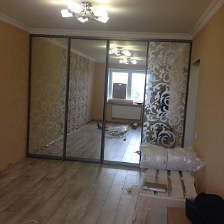 Двери-купе с пескоструйным рисунком на зеркале в квартире на ул. Ворошилова