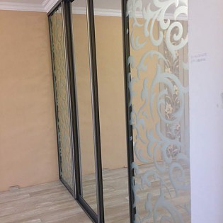 Двери-купе с пескоструйным рисунком на зеркале в квартире на ул. Ворошилова