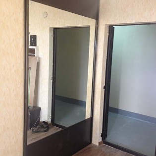 Отдельная широкая откатная дверь для гардеробной в квартире на ул. Ф.Абрамова. При открывании дверь двигается вдоль стенки.