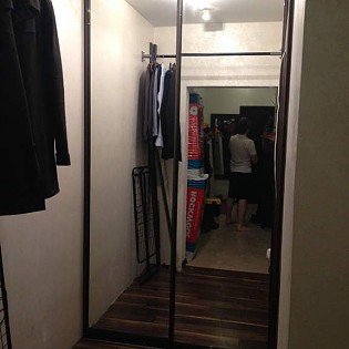 Зеркальные двери-купе для гардеробной в квартире на Гжатской ул.
