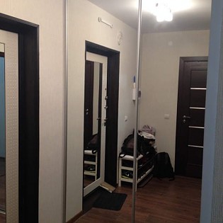 Зеркальные двери-купе для встроенного шкафа в квартире на Туристской ул.