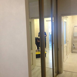 Зеркальные двери-купе для встроенного шкафа в квартире на Русановской ул.