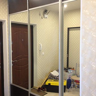 Двери-купе с наполнением из зеркала и ДСП с разделителями для встроенного шкафа в квартире в Шушарах