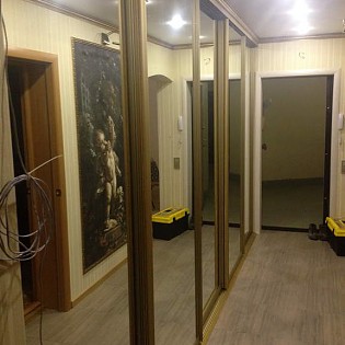 Зеркальные двери-купе для встроенного шкафа в квартире в Буграх