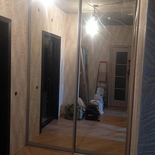 Зеркальные двери-купе для встроенного шкафа в квартире в Кудрово