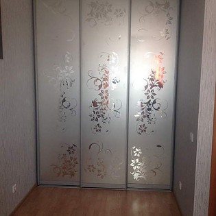 Двери-купе с пескоструйным рисунком на зеркале в квартире в ЖК Щеглово, Всеволожск. См. отзыв Наны от 13 апреля.