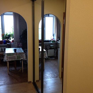Зеркальные двери-купе в квартире на Народной ул.