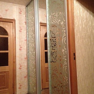 Двери-купе с пескоструйным рисунком на зеркале в квартире на ул. Коллонтай д.26