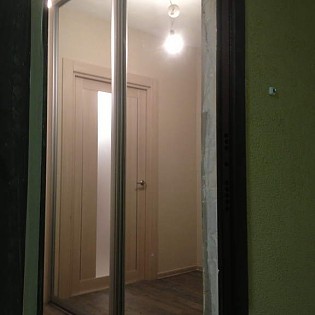 Зеркальные двери-купе в гардеробной в квартире на Европейском пр. д.13 к.3