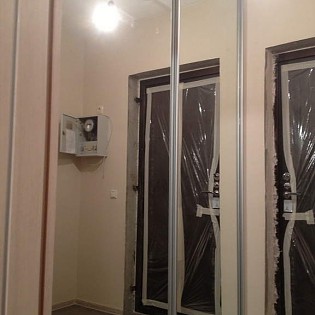 Зеркальные двери-купе в гардеробной в квартире на Европейском пр. д.13 к.3