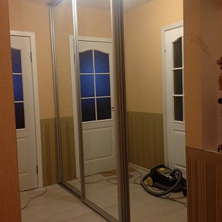 Зеркальные двери-купе в квартире на Комендантском пр. См. отзыв Натальи Латышевой от 16 апреля 2015.