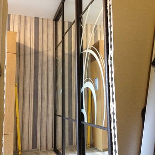 Двери-купе с пескоструйным рисунком на зеркале и разделителями в квартире в на Петерговском ш. д. 78 к.7
