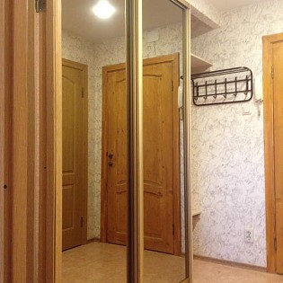 Зеркальные двери-купе в квартире на Софийской ул. д.57