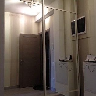Зеркальные двери-купе с разделителями в квартире на Лиговском пр. д.123
