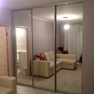Зеркальные двери-купе в гардеробной в квартире на ул. Орджоникидже д.29