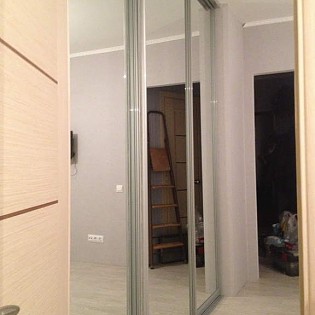 Зеркальные двери-купе в гардеробной в квартире на ул. Орджоникидже д.29