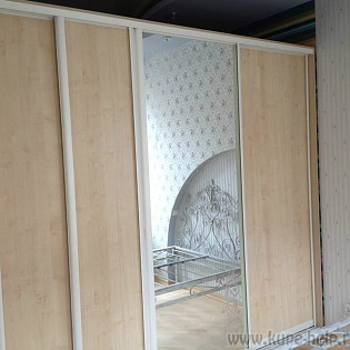 Двери-купе с наполнением из зеркала с пескоструйным рисунком и ДСП в квартире на Гатчинской ул. д.9