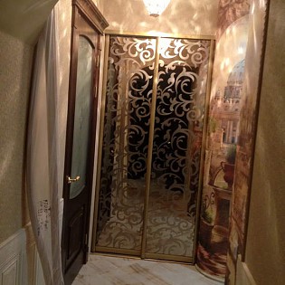 Двери-купе с пескоструйным рисунком на зеркале для шкафа-купе в квартире на Гатчинской ул. д.9