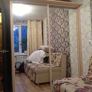 Зеркальные двери-купе во встроенном шкафу-купе в квартире на пр. Стачек д.168
