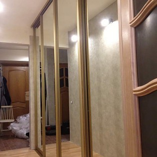 Зеркальные двери-купе во встроенном шкафу-купе в квартире на Витебском пр. д.21