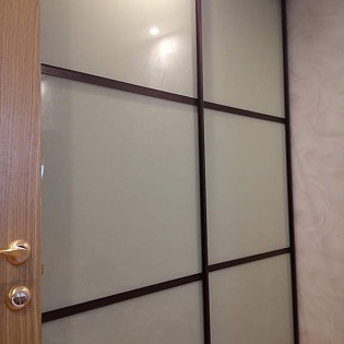 Двери-купе с разделителями и наполнением из стекла с тонирующей плёнкой (Oracal) во встроенном шкафу-купе в квартире на Витебском пр. д.21