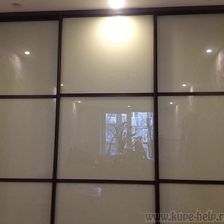 Двери-купе с разделителями и наполнением из стекла с тонирующей плёнкой (Oracal) во встроенном шкафу-купе в квартире на Витебском пр. д.21