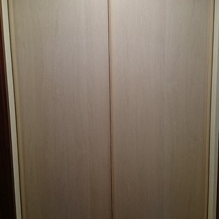 Двери-купе с наполнением из ДСП для гардеробной в квартире на пр. Луначарского д.76 к.2